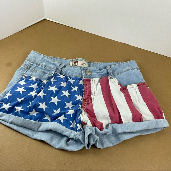 L.E.I LowRise Jean Short - Picture 1 of 9